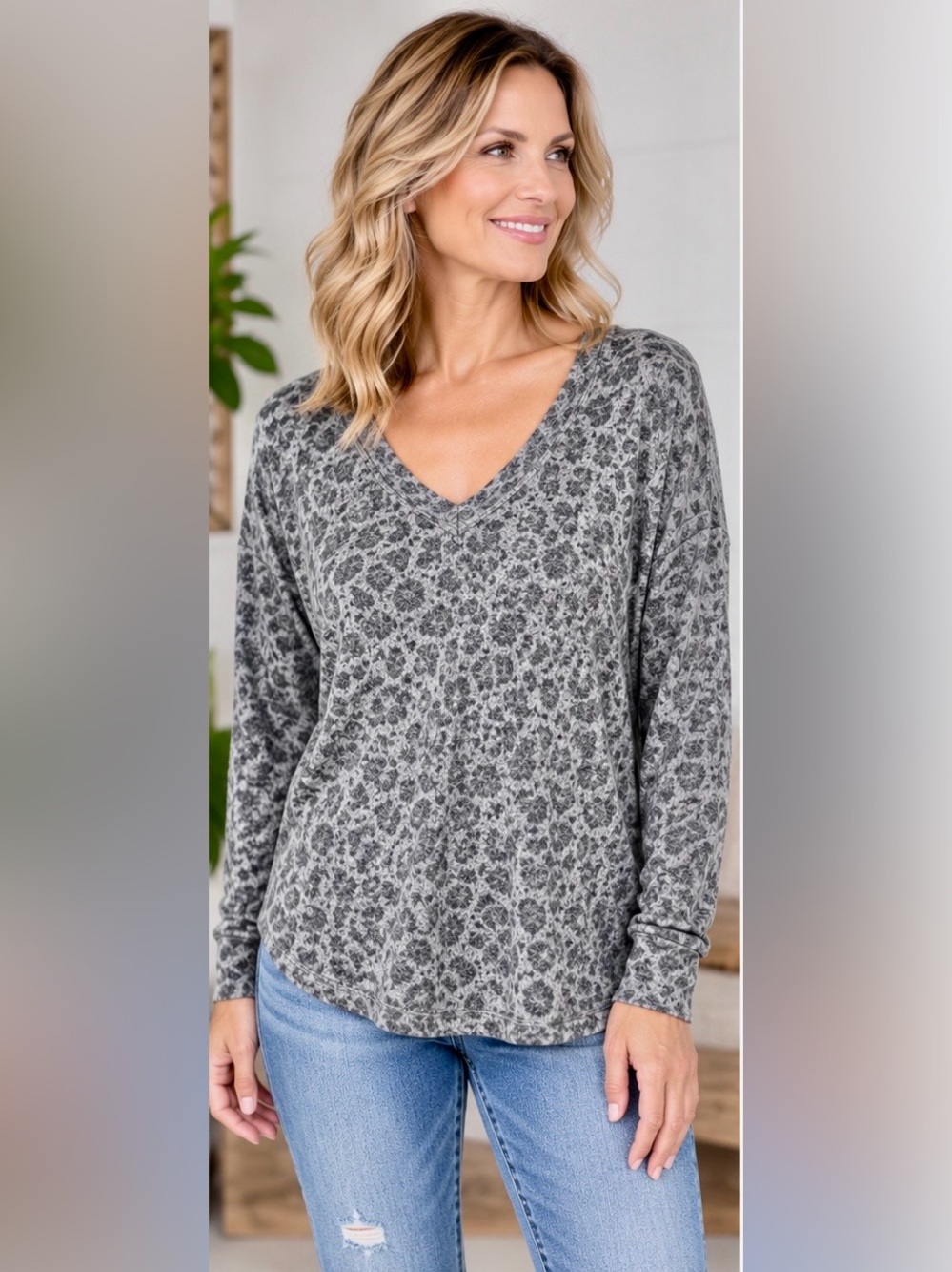 Spirit Women's Gray Heather Animal Print V-Neck Long Sleeve Top NWOT